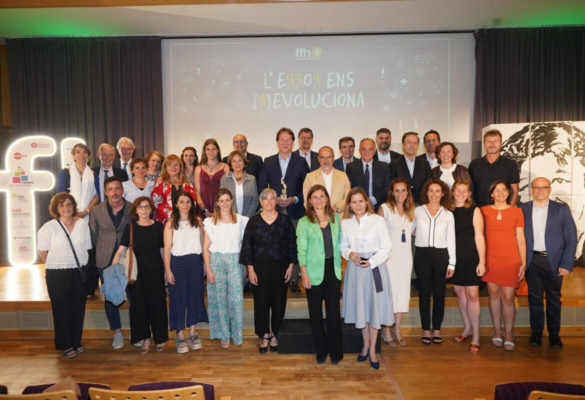 Foto de familia con los galardonados en la 14° edición de los Premios Factor Humà