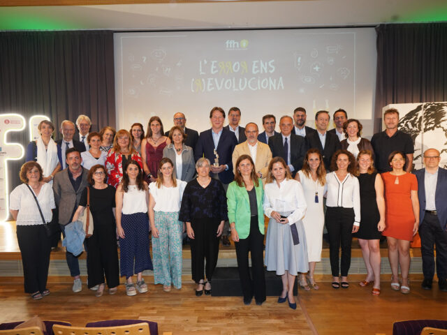 Foto de familia con los galardonados en la 14° edición de los Premios Factor Humà